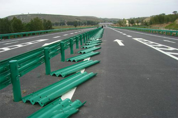 天水波形护栏的维护与管理确保道路安全的关键步骤